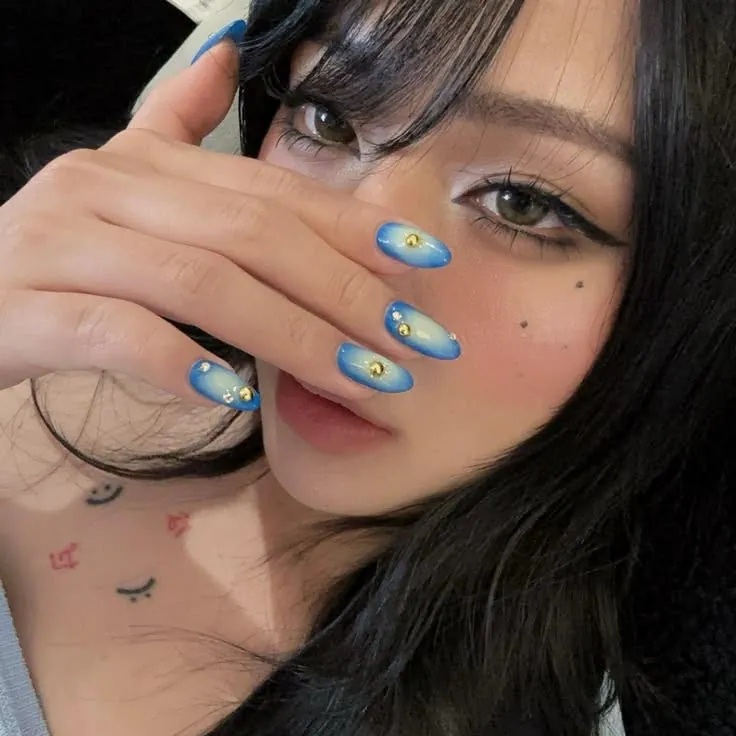 perfil azul escuro e unhas artisticas