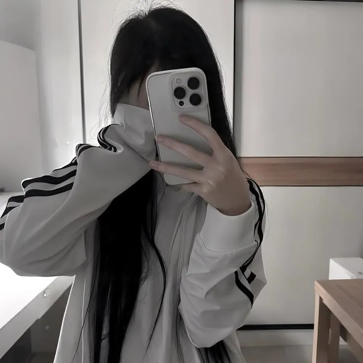 garota com celular no espelho
