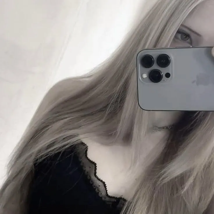 garota com celular no espelho