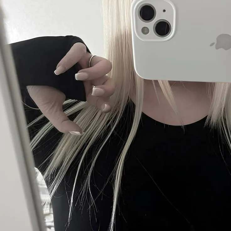 garota com celular no espelho