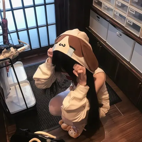 garota fofa com tema de urso marrom