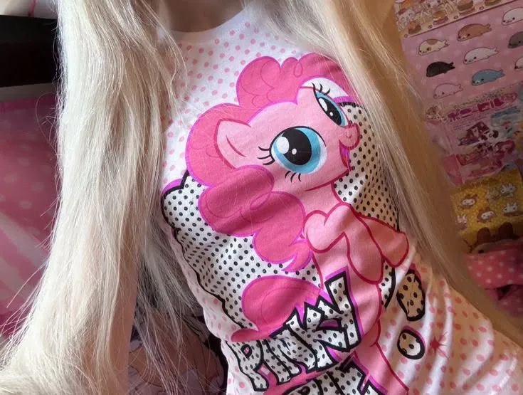 Garota fofa com moletom rosa
