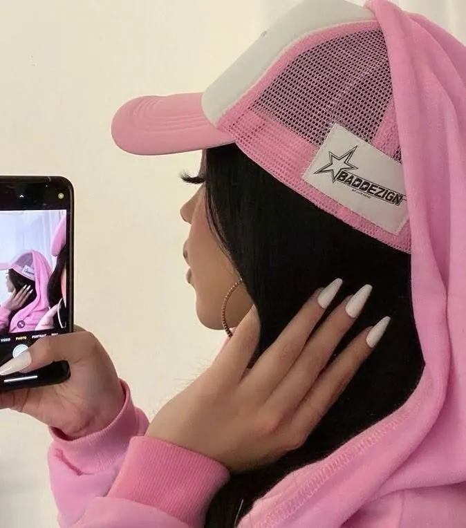 Garota fofa com moletom rosa