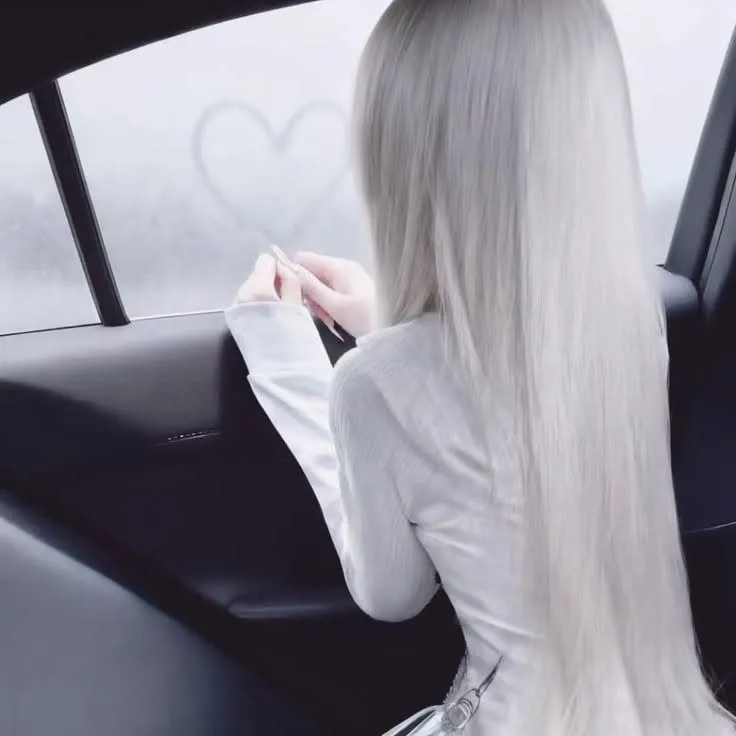 Garota loira no carro