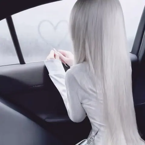 Garota loira no carro