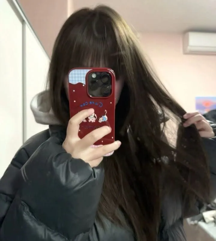 Garota tirando foto no espelho