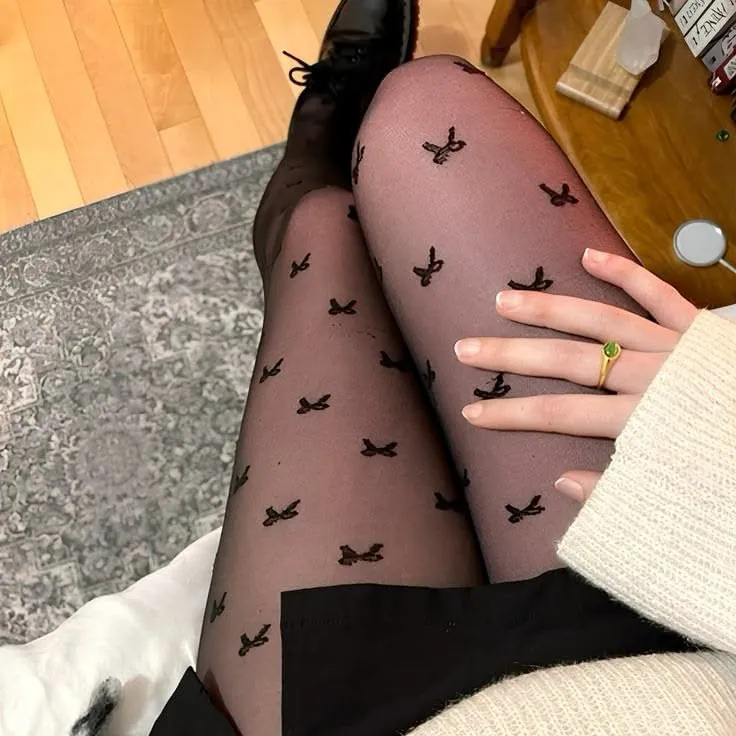 Pernas cruzadas com meia calça preta