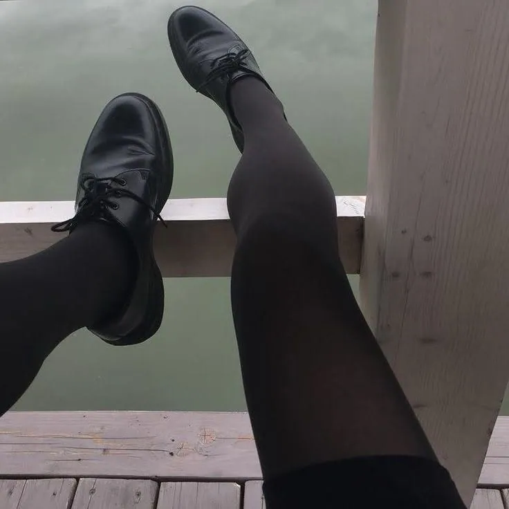 Pernas cruzadas com meia calça preta