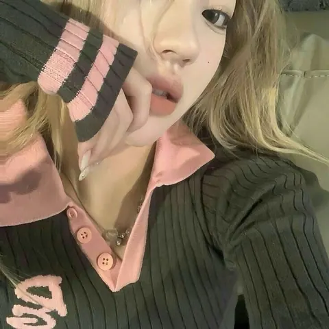 Garota loira com blusa verde e rosa