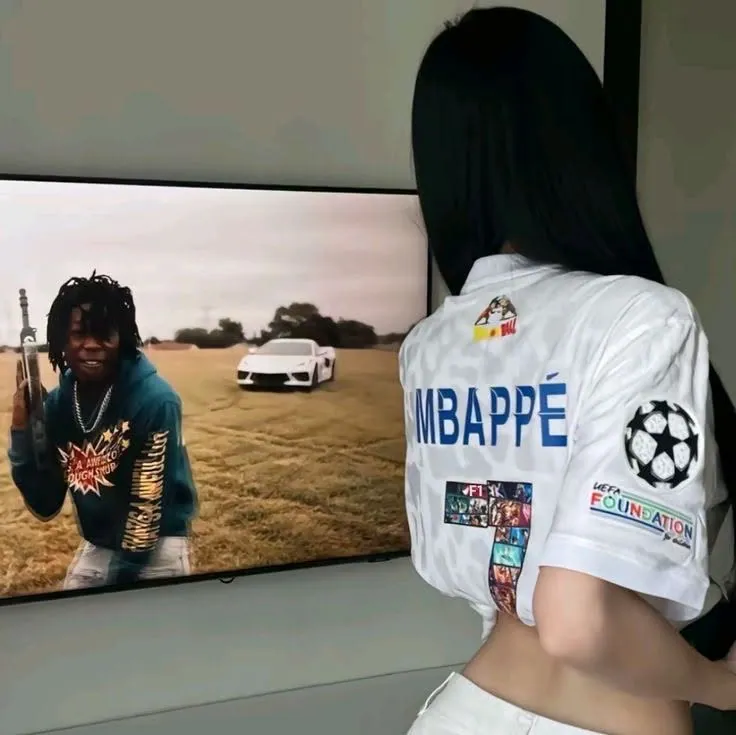 Garota de costas com camisa de futebol