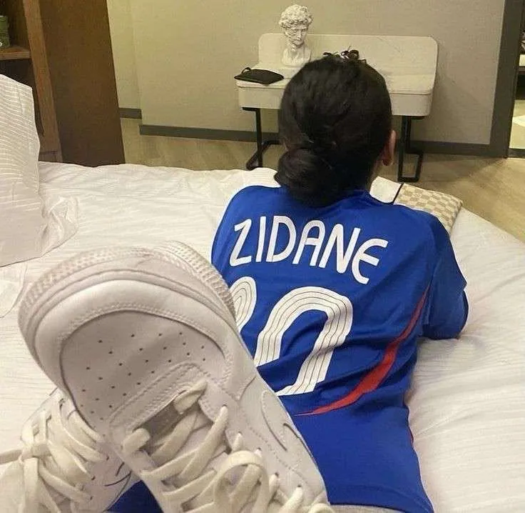 Garota de costas com camisa de futebol