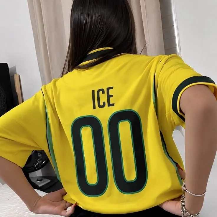 Garota de costas com camisa de futebol