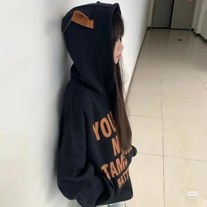 garota com capuz e cabelo longo