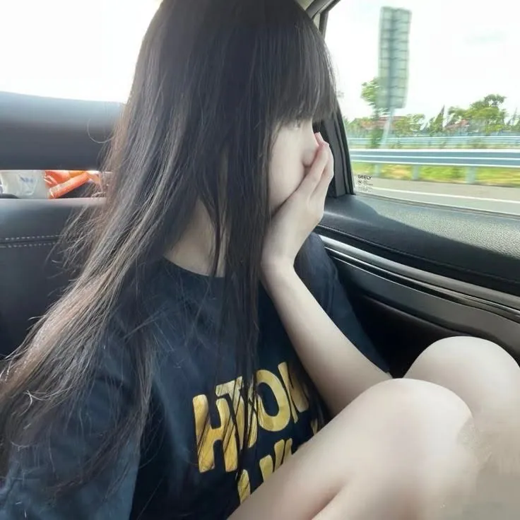 garota com capuz e cabelo longo