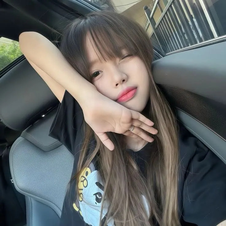 garota com capuz e cabelo longo