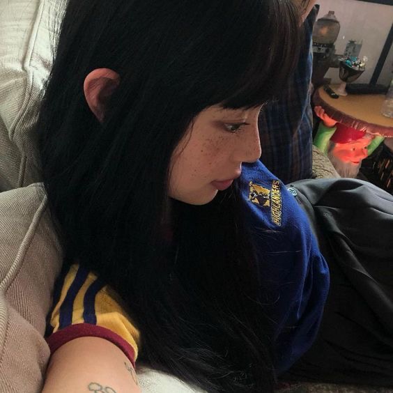 Garota com coelho de pelúcia