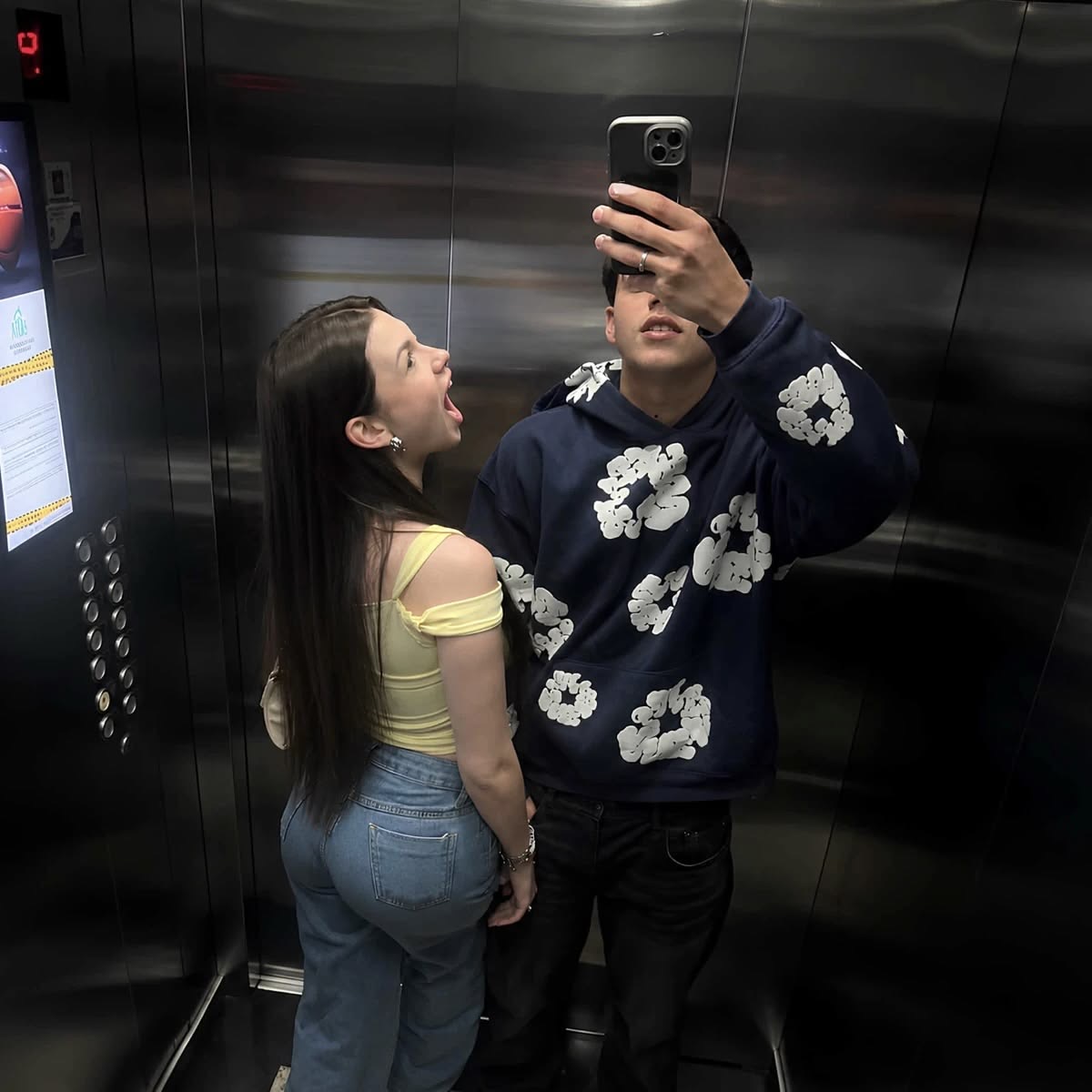 Casal jovem em elevador escuro